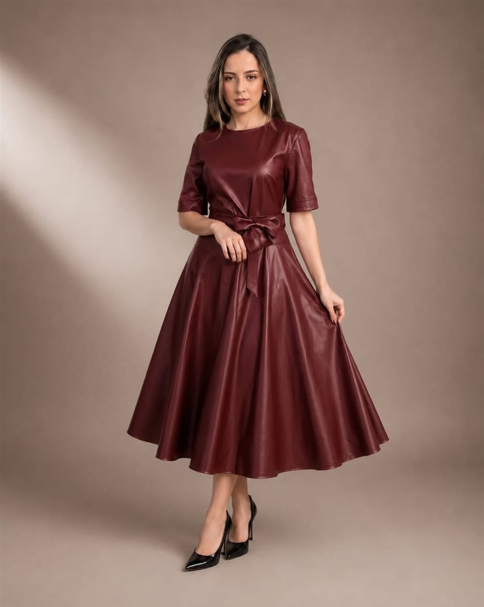 Vestido midi feminino vinho em couro sintético